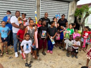 Regidor Pablo Pérez entrega juguetes a niños de distintos sectores de Los Alcarrizos