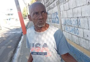 Hombre desorientado en Los Alcarrizos; buscan a sus familiares.