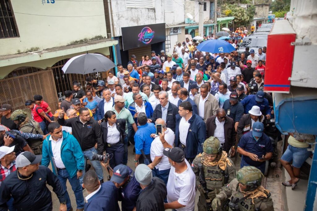 Abinader recorre Nuevo Amanecer Los Alcarrizos verificando daños